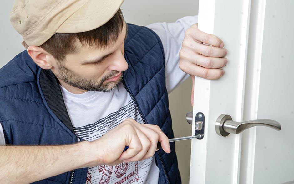 comment changer un barillet de porte fermée Magnanville